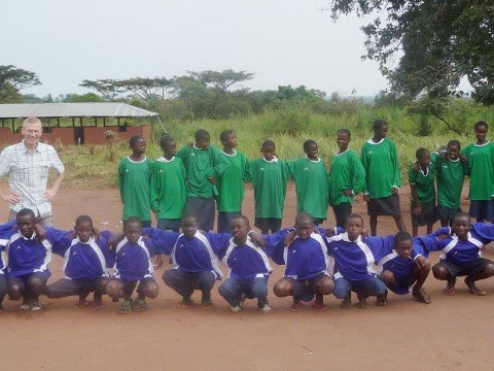 Fußballtrikots für FC Mushapo und  für Schulen umliegender Dörfer