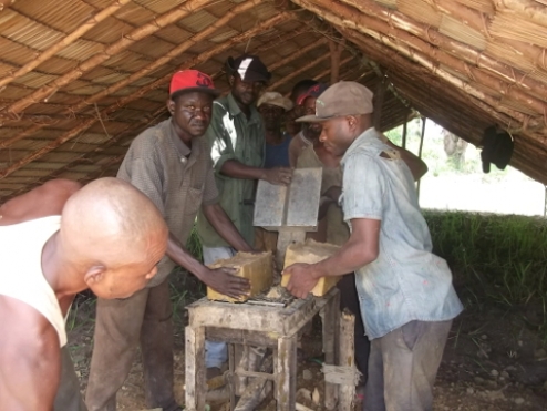 Tvorba cihel pro výstavbu školy v Mabale