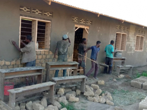 Bau der letzten Klassenzimmer in Mabala – ein Gemeinschaftsprojekt
