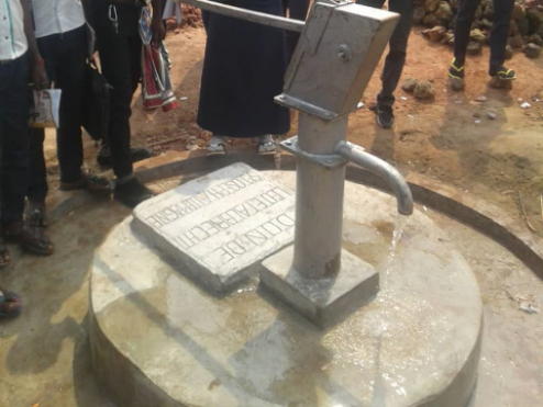 Notre école à Mabala obtient un puits pour l&#039;approvisionnement en eau potable