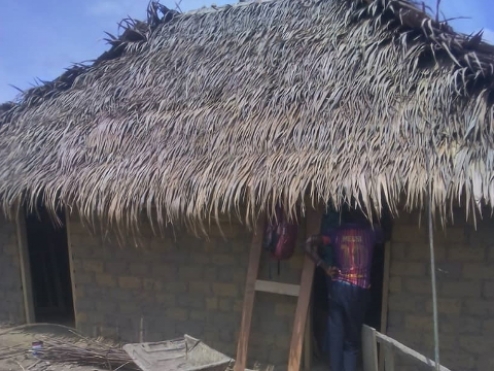 Výstavba kurníku ve škole v Mabale